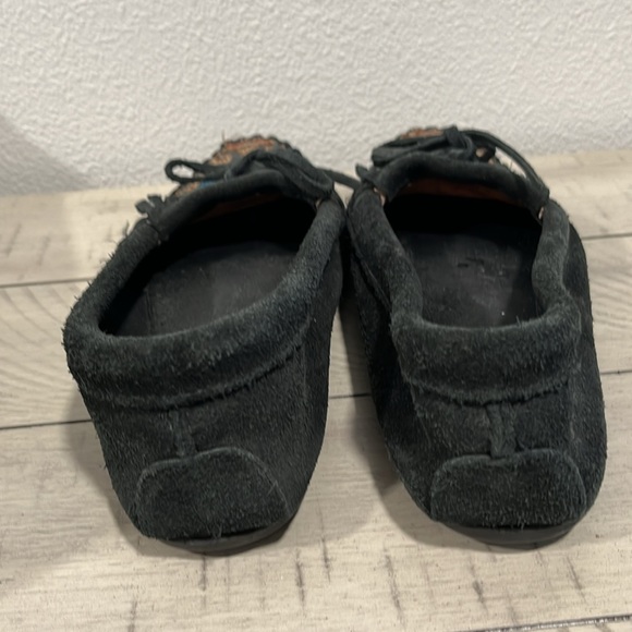 Minnetonka moccasins with tread - Picture 6 of 8
